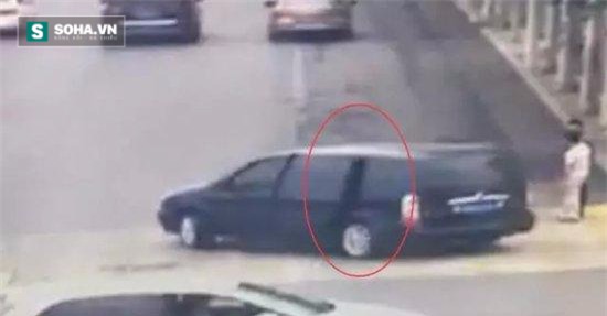 Bé 4 tuổi lăn từ ô tô xuống đường, bị bánh xe chèn tử vong - Ảnh 1.