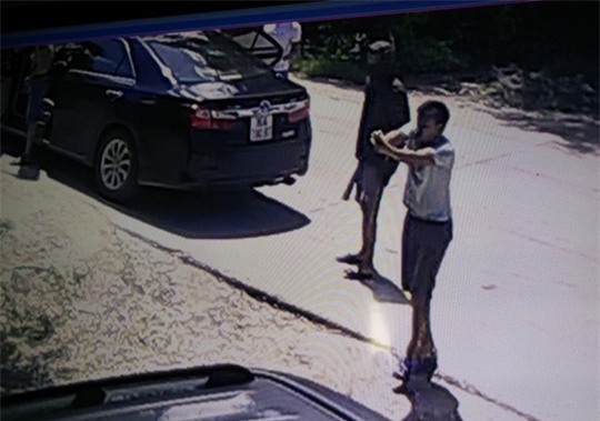 Hình ảnh một thanh niên nổ súng về phía gia đình ông Trịnh Ngọc Đỉnh - ảnh cắt từ camera