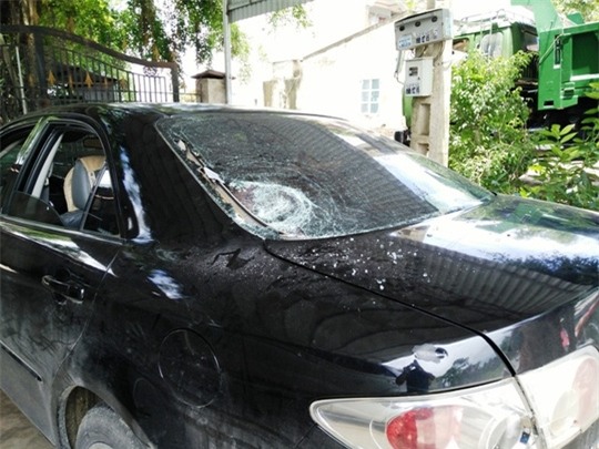 Xe ô tô bị đập nát kính, chém vào gương và thân xe
