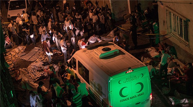 Xe cứu thương, cảnh sát và lực lượng cứu hộ có mặt tại hiện trường vụ đánh bom nhằm vào một đám cưới ở Thổ Nhĩ Kỳ tối 20/8 (Ảnh: RT)