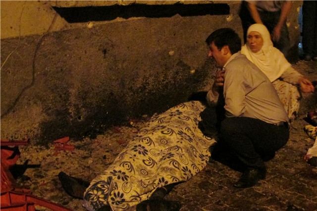 Gia đình các nạn nhân thiệt mạng khóc thương người thân trong vụ nổ ở Gaziantep (Ảnh: Reuters)