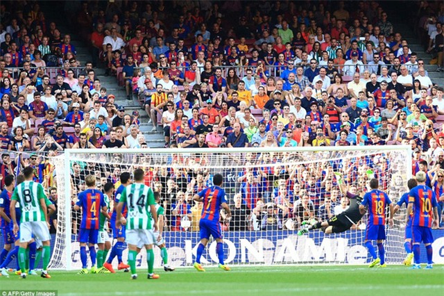 Messi, Suarez tỏa sáng giúp Barcelona đánh tennis ở trận mở màn La Liga - Ảnh 6.