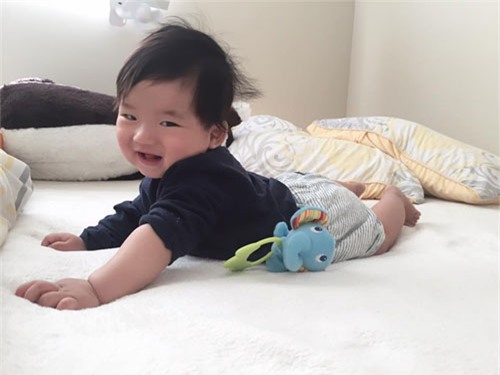 ngoc quyen bat ngo khoe mat moc ben con trai - 3