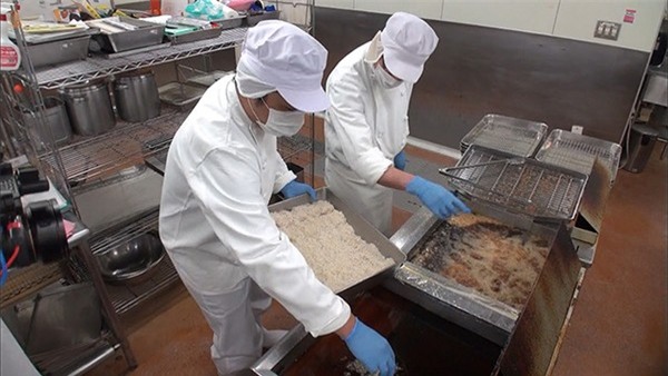 Cận cảnh nghề đóng cơm hộp kiếm bạc triệu một ngày tại Nhật Bản - Ảnh 10.