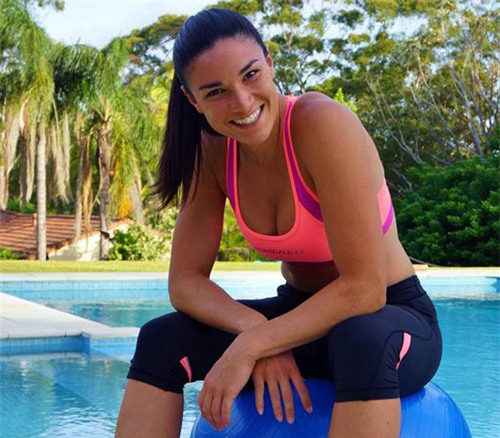 vdv dien kinh nguoi australia khoe than hinh nong bong hinh anh 10