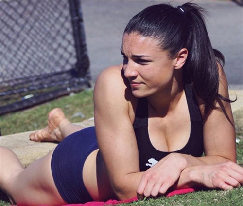 vdv dien kinh nguoi australia khoe than hinh nong bong hinh anh 11