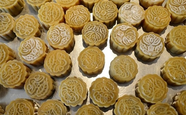 Hang ca phe, thuc an nhanh tranh nhau ban banh trung thu hinh anh 1