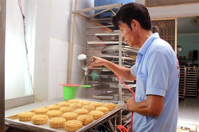 Hang ca phe, thuc an nhanh tranh nhau ban banh trung thu hinh anh 2