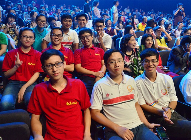 Các thí sinh Olympia những năm trước và thí sinh phải dừng chân ở các vòng thi Tuần, Tháng, Quý đến xem và cổ vũ cho 4 nhà leo núi xuất sắc nhất năm nay.