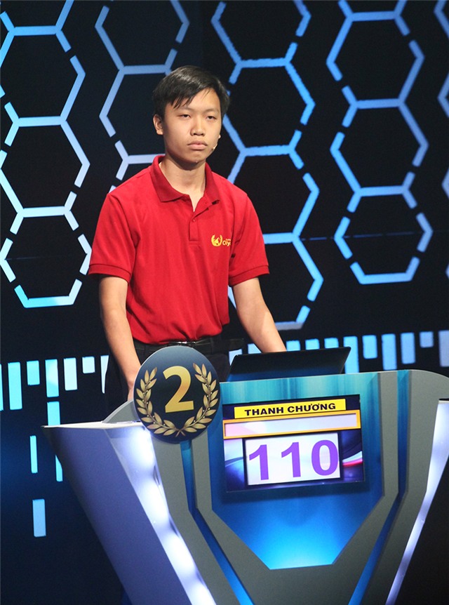 Hồ Đắc Thanh Chương (nam sinh Quốc học Huế) có chiến tích đầu tiên ở vòng thi Khởi động, trực tiếp đe doạ 3 thí sinh còn lại.