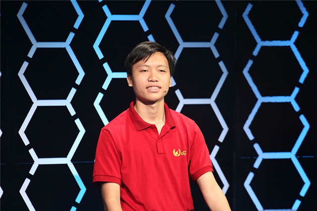 Sau 3 lượt ô chữ hàng ngang, Thanh Chương đưa ra đáp án cho ô chữ hàng dọc là “Sơn Tinh - Thuỷ Tinh” nhưng không mấy chắc chắn. Mãi đến khi MC Tùng Chi xác nhận câu trả lời này là chính xác, Thanh Chương mới thở phào nhẹ nhõm. Một nụ cười “rất nhẹ” xuất hiện trên gương mặt lạnh lùng của Chương.