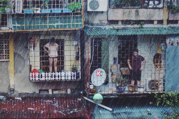 Cao cao bên cửa sổ, có 2 người ngắm mưa... - Ảnh 2.