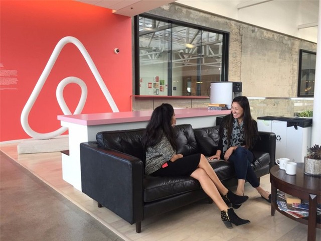 
Sau đó, công ty rút ngắn tên gọi thành Airbnb. Công ty cũng mở rộng thị trường tại hơn 34.000 thành phố. Tính đến năm 2016, airbnb trở thành công ty starup có giá trị cao thứ 2 ở Mỹ với hơn 60 triệu khách hàng.
