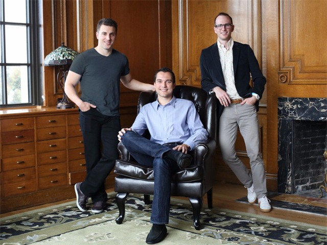 
Cả 3 nhà sáng lập Airbnb từng cam kết ủng hộ 50% tài sản của mình cho quỹ từ thiện Giving Pledge do tỷ phú Warren Buffett và vợ chồng tỷ phú Bill Gates khởi xướng.
