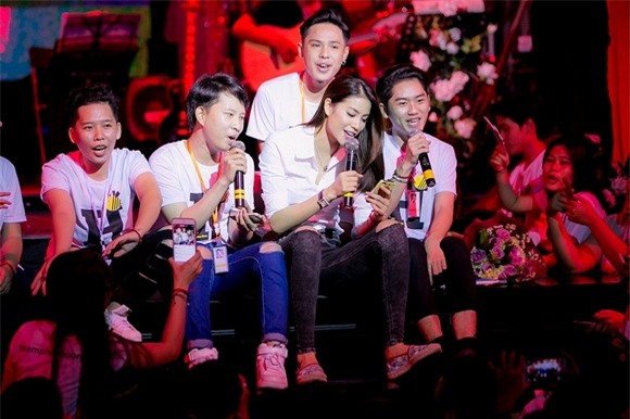 Phạm Hương họp fans 8