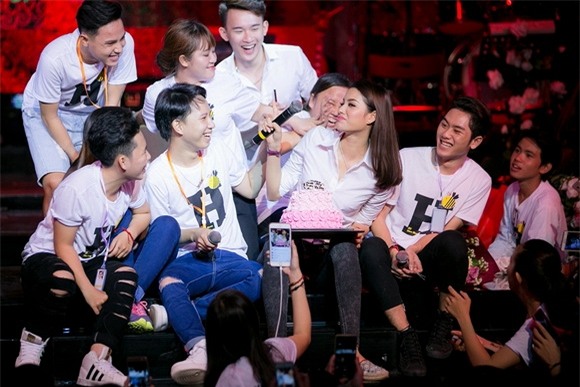 Phạm Hương họp fans 6