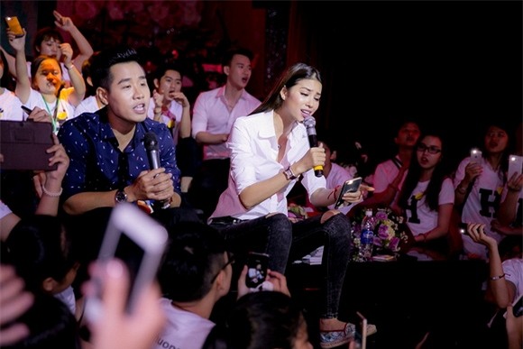 Phạm Hương họp fans 3