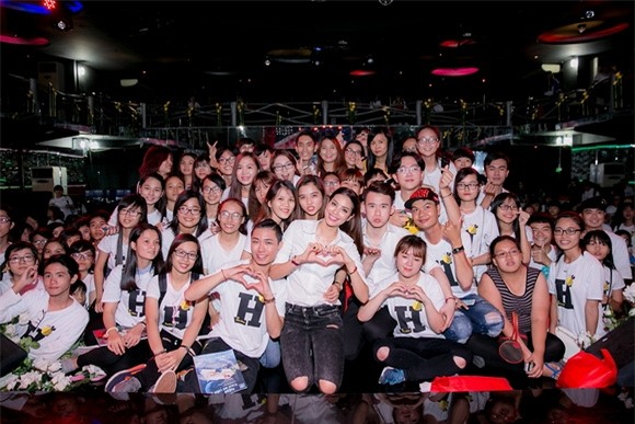 Phạm Hương họp fans 1