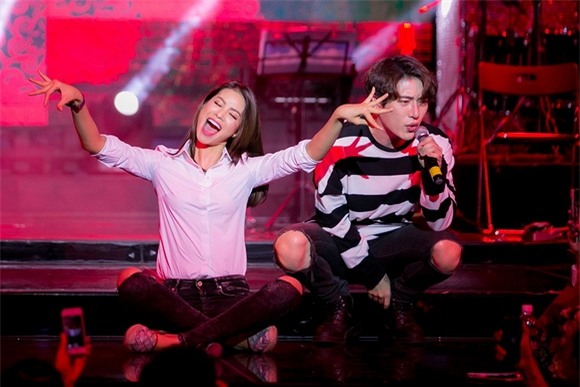 Phạm Hương họp fans 6