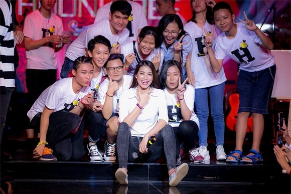 Phạm Hương họp fans 3