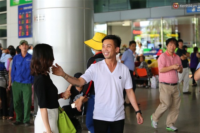 Minh Nhựa ra sân bay đón vợ con từ Hàn Quốc trở về sau những ngày vật vã đòi tự tử - Ảnh 3.