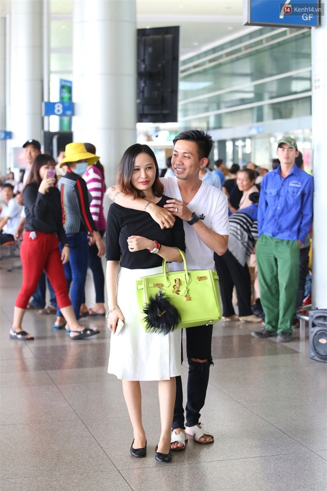 Minh Nhựa ra sân bay đón vợ con từ Hàn Quốc trở về sau những ngày vật vã đòi tự tử - Ảnh 4.