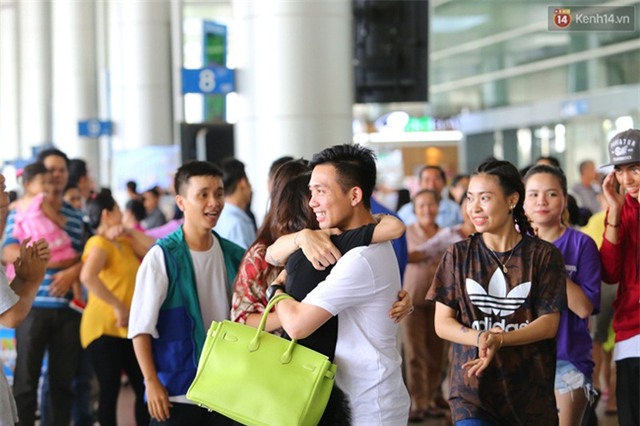Minh Nhựa ra sân bay đón vợ con từ Hàn Quốc trở về sau những ngày vật vã đòi tự tử - Ảnh 6.