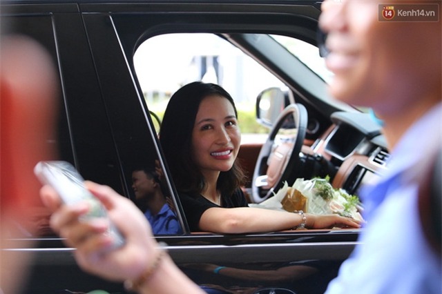 Minh Nhựa ra sân bay đón vợ con từ Hàn Quốc trở về sau những ngày vật vã đòi tự tử - Ảnh 7.