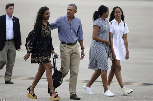 Cư dân mạng nhận xét cha con Tổng thống Obama giữ khoảng cách sau scandal Malia hút cần sa - Ảnh 7.