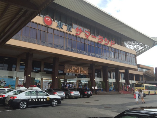 Nhật truy lùng gã đàn ông biến thái rạch mông hàng loạt cô gái trong bể bơi - Ảnh 1.