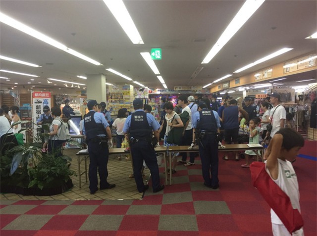 Nhật truy lùng gã đàn ông biến thái rạch mông hàng loạt cô gái trong bể bơi - Ảnh 2.