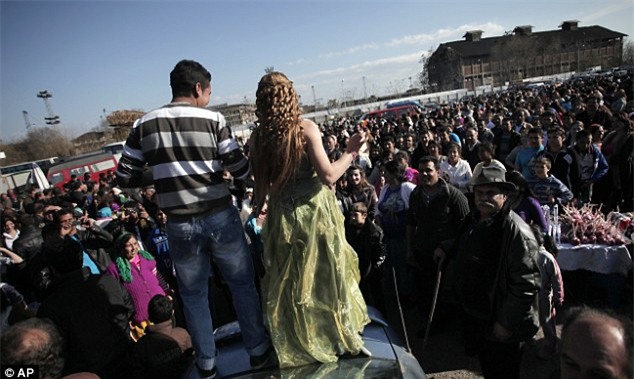 Khung cảnh chợ cô dâu, nơi người ta rao bán các thiếu nữ còn trinh công khai giữa trời châu Âu - Ảnh 2.