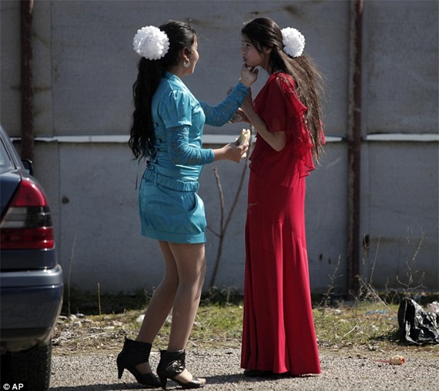 Khung cảnh chợ cô dâu, nơi người ta rao bán các thiếu nữ còn trinh công khai giữa trời châu Âu - Ảnh 4.