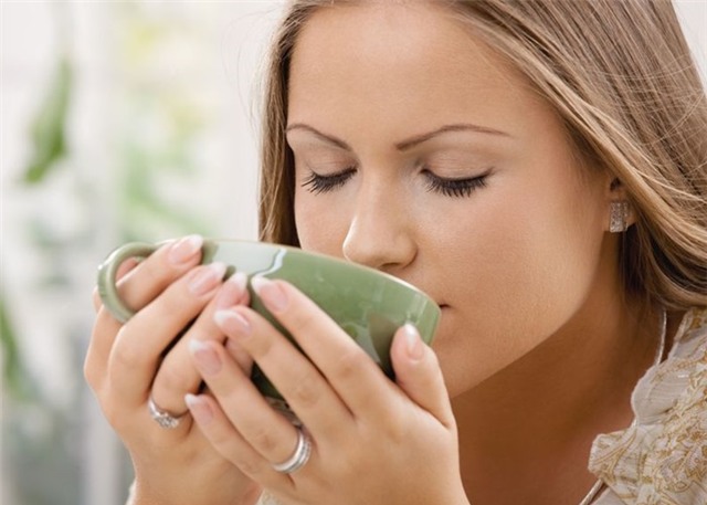 Nên uống trà nóng để giải cảm