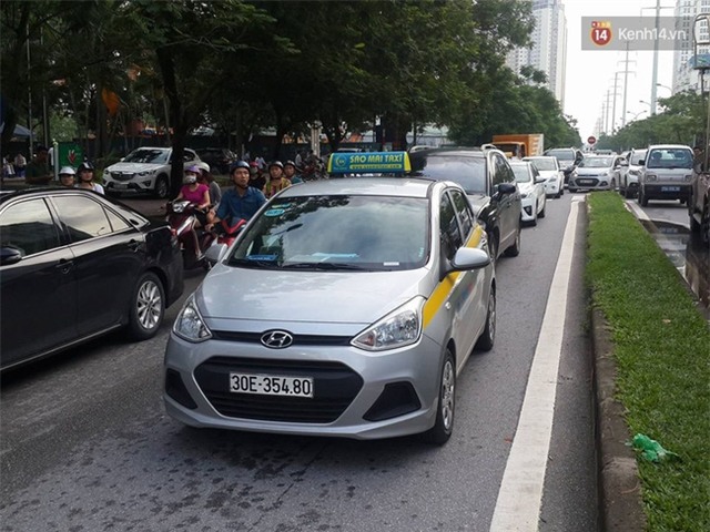 Hà Nội: Xe bồn đâm bẹp đuôi xe buýt, hàng chục hành khách la hét thất thanh - Ảnh 3.