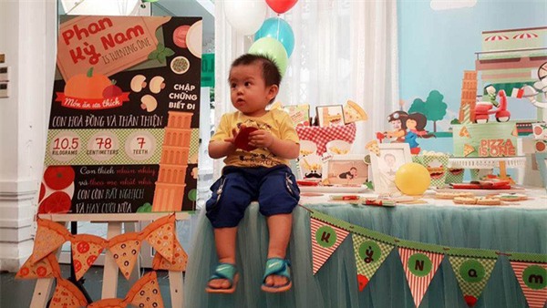 Vợ chồng MC Tuấn Tú hạnh phúc mừng sinh nhật 1 tuổi của con trai đầu lòng - Ảnh 1.