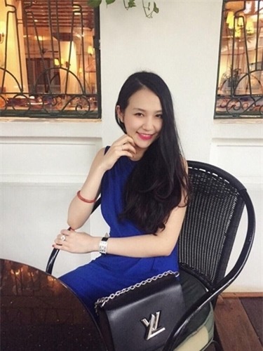 Đồng hồ, túi xách đều là hàng hiệu.