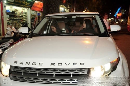 Hương Baby vô cùng thích ô tô, từng sở hữu chiếc Range Rover bằng chính số tiền mình kiếm được.