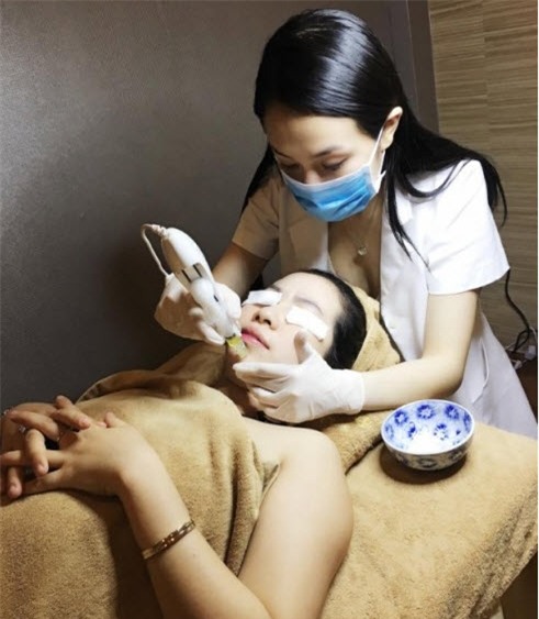 Bà chủ cũng tự tay phục vụ khách hàng.