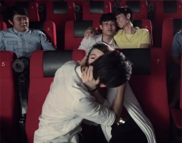 thiếu ý thức trong rạp phim