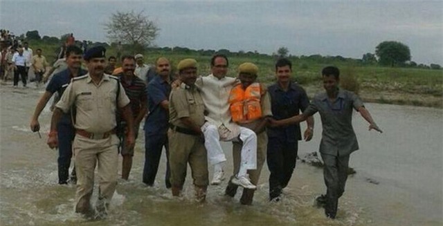 Nước ngập mới qua cổ chân, quan vẫn được “kiệu”