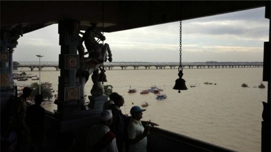 Nước ngập mới qua cổ chân, quan vẫn được “kiệu” - Ảnh 3.