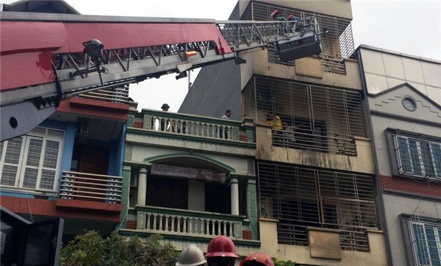 Cảnh sát dùng xe thang tiếp cận ngôi nhà.