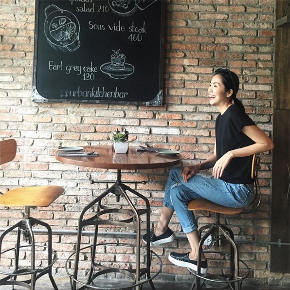 Hà Tăng cười rạng rỡ chào ngày mới.