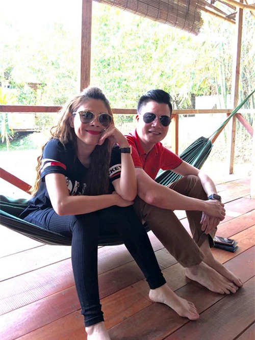 Thanh Thảo và Quang Dũng thân thiết ngồi chung chiếc võng, nữ ca sĩ tâm sự: Nghĩ lại, những bài song ca của Quang Dũng và Thanh Thảo biên tập rất kỹ lưỡng, nên bao nhiêu năm sau nghe lại vẫn rất là hay. Theo cả nhà thì bài nào hay nhất trong mấy bài này? Hay là mình thực hiện thêm 1 album song ca nữa sau 20 năm được kg a Dũng .