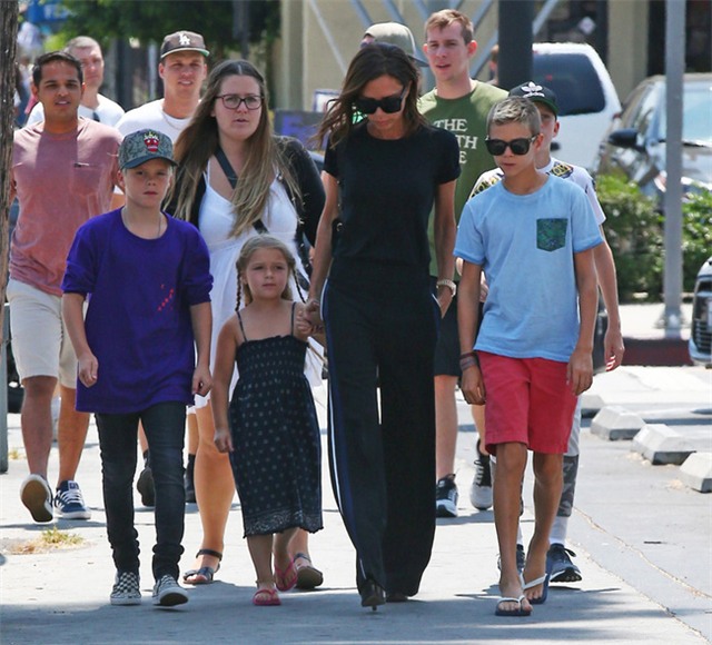 Harper ra dáng thiếu nữ xinh xắn, Cruz ngày càng đẹp trai giống bố Beckham - Ảnh 1.