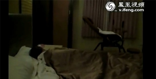 Chè chén no say, gã trai mò lên giường cô gái trẻ đòi... nói chuyện