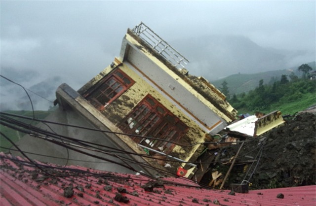 Hãi hùng nửa quả đồi thổi bay cả ngôi nhà 4 tầng ở Sa Pa - Ảnh 1.