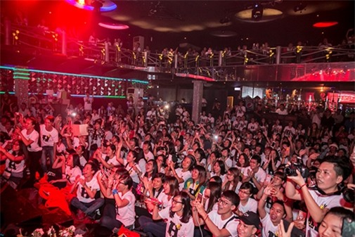 Chưa Hoa hậu nào được fan tặng món quà “độc nhất vô nhị” như Phạm Hương - Ảnh 1.