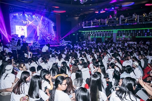 Chưa Hoa hậu nào được fan tặng món quà “độc nhất vô nhị” như Phạm Hương - Ảnh 2.